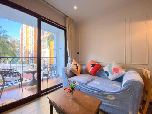 a living room with a couch and a balcony at Venetian beach pattaya in Jomtien Beach