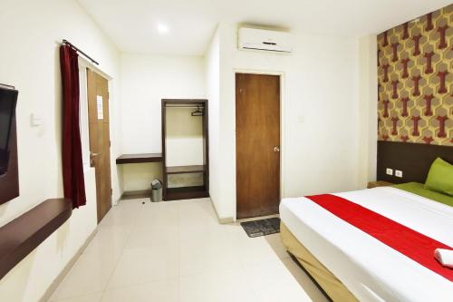 Letto o letti in una camera di YUTAKA INN Jatim Expo Kutisari Surabaya