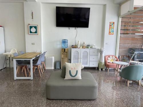 Televisyen dan/atau pusat hiburan di 910 Hostel