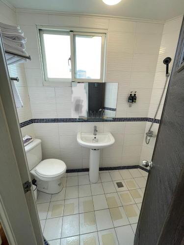 Bilik mandi di 910 Hostel