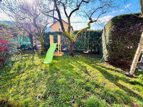 Photo de la galerie de l'établissement Relaxing 2BR Apartment with Private Garden, Near the City Center, à Annecy