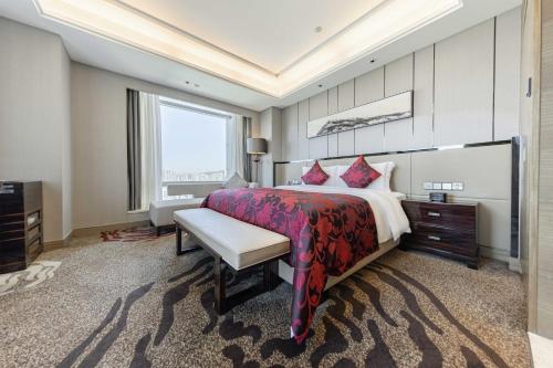 a large bedroom with a large bed and a window at Shenzhen LANGYUE International Hotel in Longgang