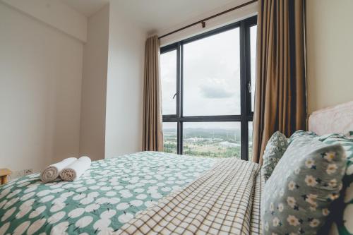 Postel nebo postele na pokoji v ubytování Macrolink Medini Blossom Stay 2BR 4pax by Our Stay