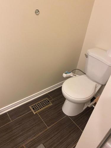 Cute 3 Bedrooms Townhouse in Kanataにあるバスルーム