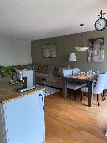 オタワにあるCute 3 Bedrooms Townhouse in Kanataのソファとテーブルのあるリビングルーム