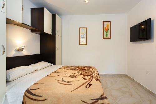 Un pat sau paturi într-o cameră la Rimbaldo Apartments