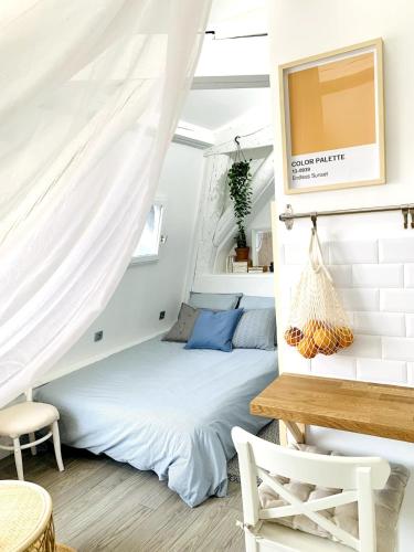 une chambre avec un lit dans le coin d'une pièce dans l'établissement Studio dans le centre historique avec WIFI et TV, à Montpellier