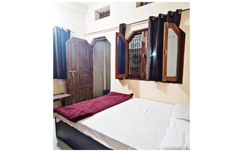 Fotografie z fotogalerie ubytování UJJAIN BUDGET HOTEL - S H R E E - R A M - K U T I - Near Mahakar Temple - River - Railway Station - Free Wi-fi- Power Backup - Perfect Location with Comfortable Room - BEST HOMESTAY IN UJJAIN v destinaci Udždžain
