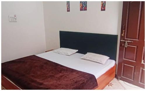 Fotografie z fotogalerie ubytování UJJAIN BUDGET HOTEL - S H R E E - R A M - K U T I - Near Mahakar Temple - River - Railway Station - Free Wi-fi- Power Backup - Perfect Location with Comfortable Room - BEST HOMESTAY IN UJJAIN v destinaci Udždžain