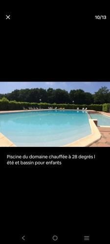 une photo d'une piscine avec les mots courant de potassium pour dans l'établissement Côte d'Émeraude Mobilhome, à Dinard