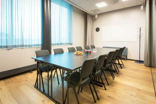 El área de trabajo o centro de convenciones de Scandic Flesland Airport