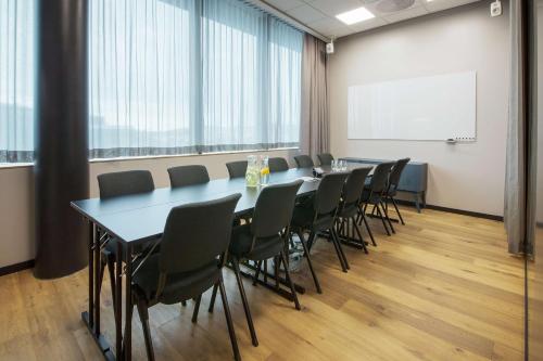 El área de trabajo o centro de convenciones de Scandic Flesland Airport