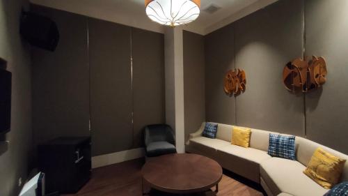 Posezení v ubytování Stylish & Spacious stay at Branz BSD by NJ props