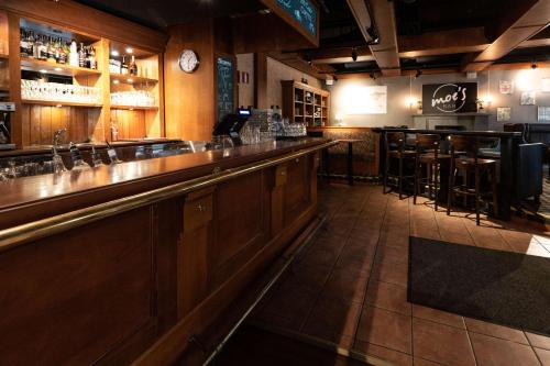 a bar with a long counter in a restaurant at Scandic Tampere Koskipuisto in Tampere