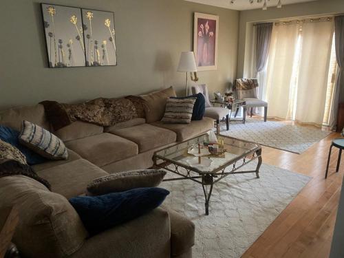 Cute 3 Bedrooms Townhouse in Kanataにあるシーティングエリア