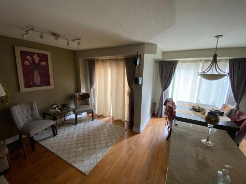 Cute 3 Bedrooms Townhouse in Kanataにあるシーティングエリア