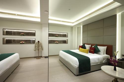 Cama o camas de una habitación en MARIGOLD-Newly Renovated Hotel