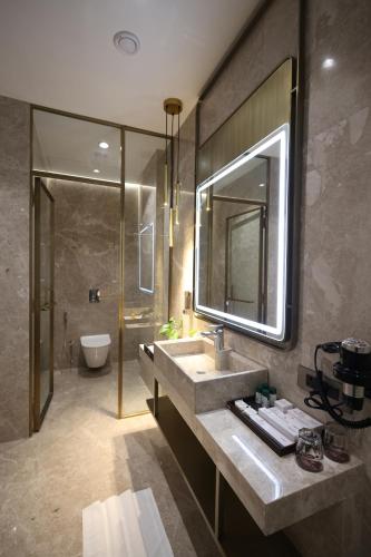 Un baño de MARIGOLD-Newly Renovated Hotel