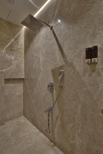 Un baño de MARIGOLD-Newly Renovated Hotel