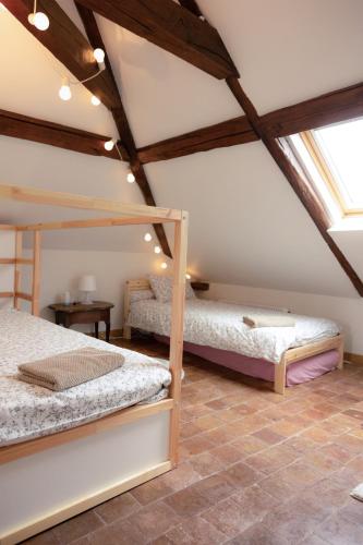 - une chambre mansardée avec 2 lits superposés dans l'établissement House with garden and garage, à Rouen