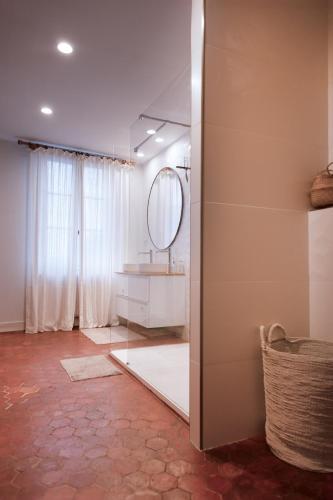 une salle de bain avec un miroir et un lavabo dans l'établissement House with garden and garage, à Rouen