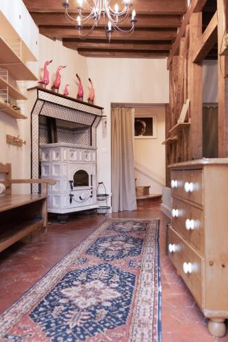 - un salon avec une cheminée et un tapis dans l'établissement House with garden and garage, à Rouen