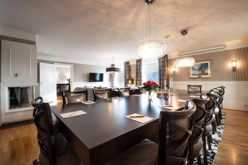 a dining room with a large table and chairs at Scandic Fauske in Fauske
