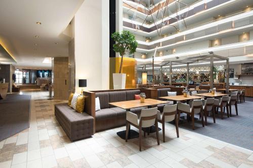 スタヴァンゲルにあるScandic Royal Stavangerのソファ、テーブル、椅子が備わるレストラン