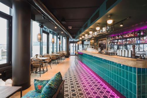 a swimming pool in a restaurant with a bar at Scandic Hamburger Börs in Turku