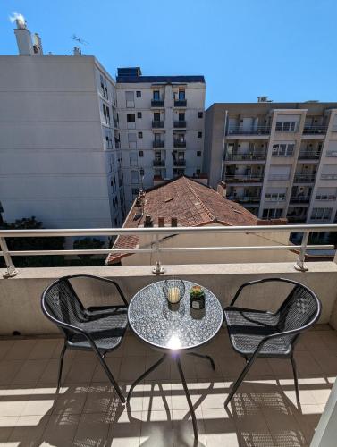 une table et deux chaises sur un balcon dans l'établissement Nice center - 2 person apartment, à Nice