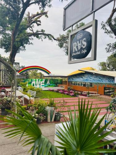 Κήπος έξω από το RVS Skyview and Nature Park