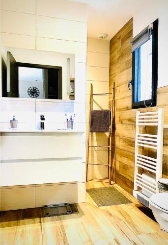 une salle de bain avec un lavabo et des toilettes dans l'établissement luxe 5 étoiles à Porticcio, vue mer, proche des plages, à Porticcio