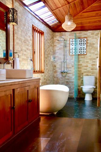 Salle de bains dans l'établissement Seahouse Bali Indah Beach Inn