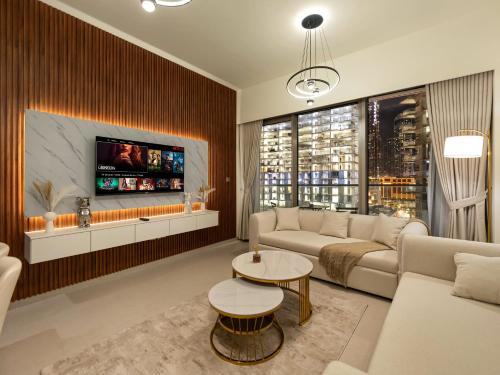 salon z kanapą i stołem w obiekcie EMAAR GRANDE 1BR Downtown I Steps to Fountain & Dubai Mall w Dubaju