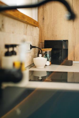 a counter top with a microwave and a bowl on it at Daheim in Râşnov
