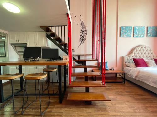 Postel nebo postele na pokoji v ubytování April Fair Duplex Apartment Guagnzhou South Railway Station Min Jie Branch