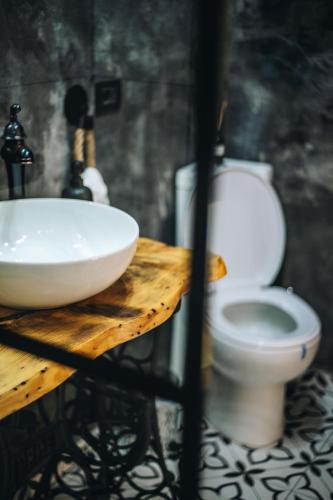 a bathroom with a sink and a toilet at Daheim in Râşnov