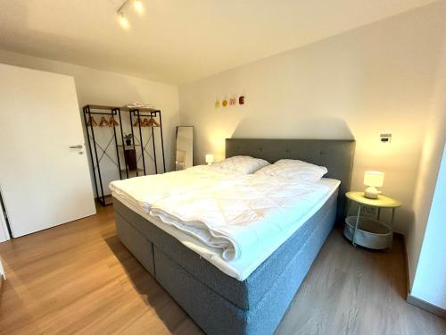 a bedroom with a large bed in a room at Perfekt für 2! Küche Netflix BBQ Flughafen München in Kranzberg