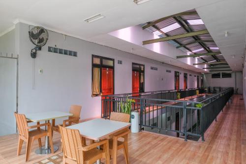 Restaurace v ubytování RedDoorz at MM Guesthouse Yogyakarta