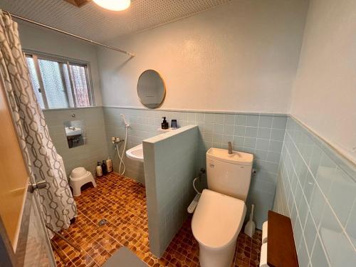 石垣島にあるOhaco Hostel Ishigakiのトイレ、洗面台、浴槽を備えたバスルーム