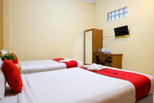 Postel nebo postele na pokoji v ubytování RedDoorz at MM Guesthouse Yogyakarta