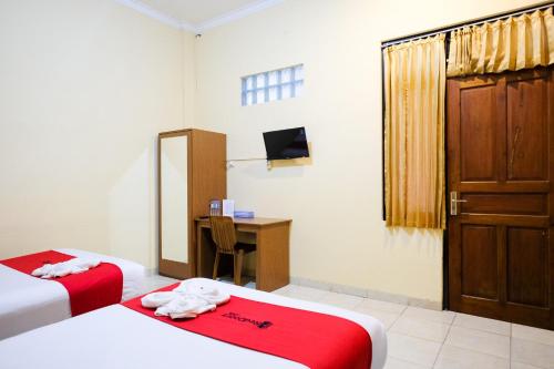 Postel nebo postele na pokoji v ubytování RedDoorz at MM Guesthouse Yogyakarta