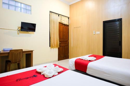 Postel nebo postele na pokoji v ubytování RedDoorz at MM Guesthouse Yogyakarta