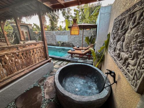 Kolam renang di atau dekat dengan Pradnya Villa by Prasi