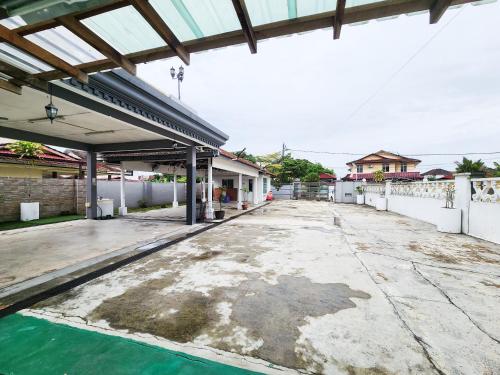 an empty parking lot in a house at Kempas -- 32 Pax SemiD, Near Paradigm Mall JB in Johor Bahru