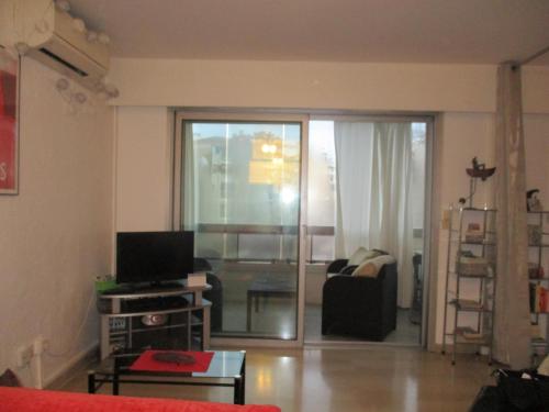 d'un salon avec une porte coulissante en verre. dans l'établissement Riou Cannes Studio, à Cannes