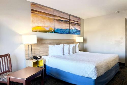 Habitación de hotel con cama, mesa y cama sidx sidx en Days Inn by Wyndham Greenville, en Greenville