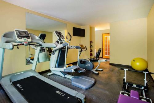 Fitness centrum a/nebo fitness zařízení v ubytování Days Inn & Suites by Wyndham Stevens Point
