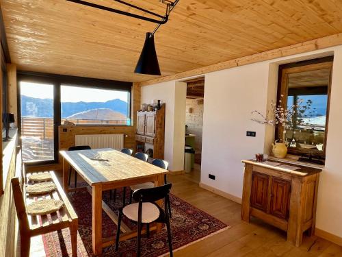 une salle à manger avec une table et quelques chaises dans l'établissement Penthouse au cœur de Val Thorens, à Val Thorens