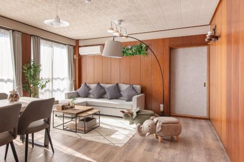 A 5-minute walk from the station 5 minutes by train to Shinjuku Station 萩尾ビル四階五階